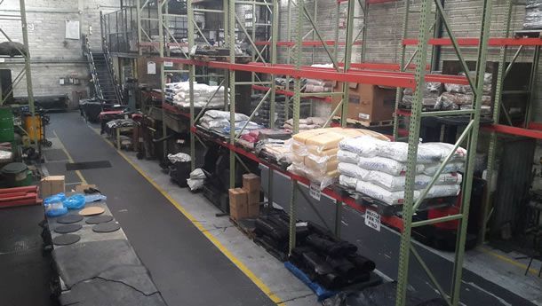 Un almacén lleno de muchos estantes y bolsas.