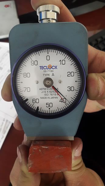 Una persona sostiene un reloj de tic en la mano