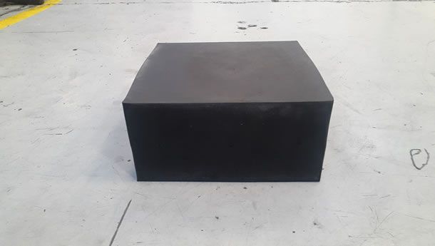 Una caja negra está colocada sobre un suelo de hormigón.