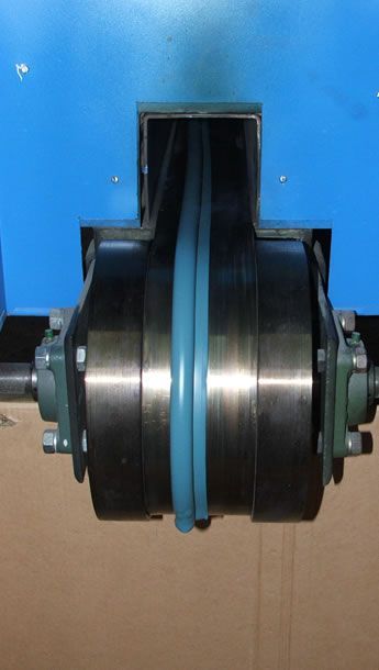 Un primer plano de una máquina de la que sale una manguera azul.