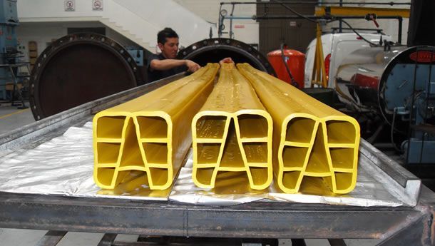 Un montón de tubos amarillos están sentados sobre una mesa