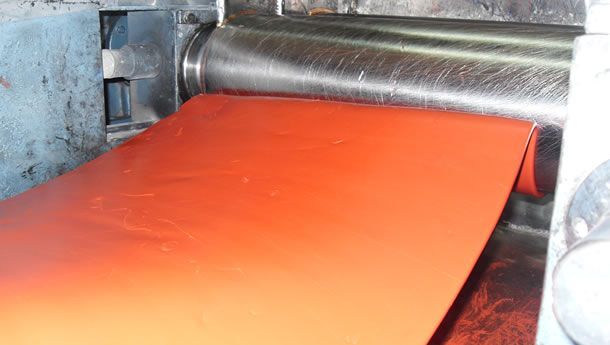 Se enrolla una hoja de papel roja en una máquina.