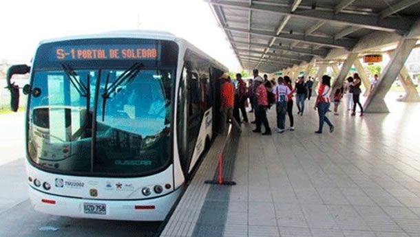 Un autobús con el número 5 en el frente