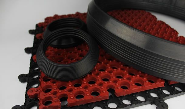 Un cinturón negro está sentado encima de una alfombra roja.