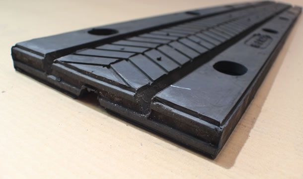 Un primer plano de un trozo de goma con agujeros