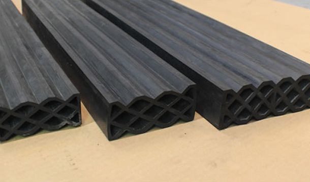 Tres trozos de caucho están apilados uno encima del otro sobre una mesa.