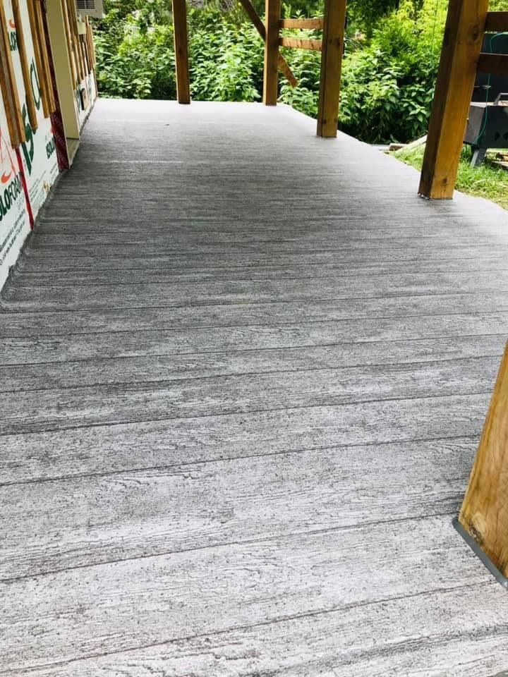 Une terrasse en membrane de pvc avec motif de planches
