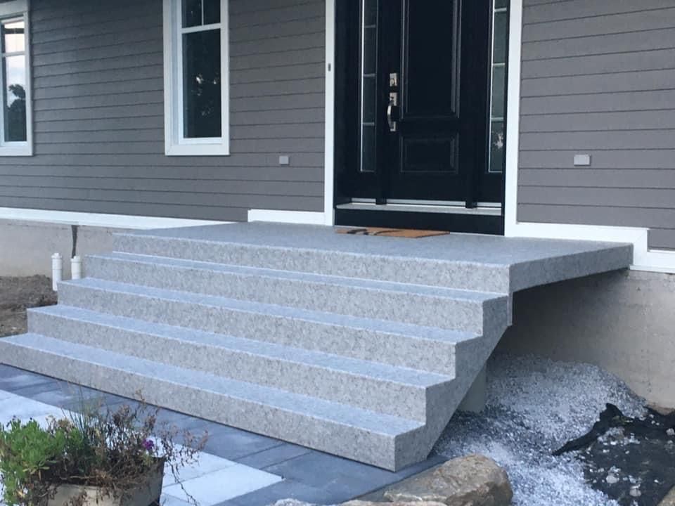 Un ensemble d'escaliers menant à la porte d'entrée d'une maison.
