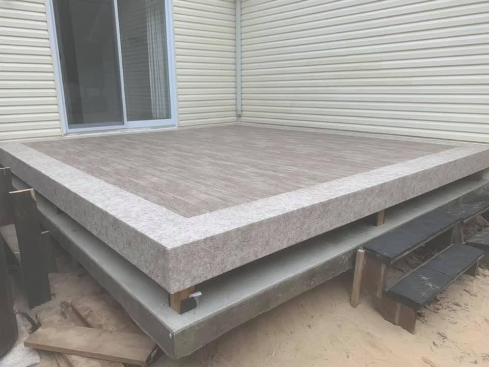 Une terrasse en membrane de pvc dans l'arrière-cour d'une maison.