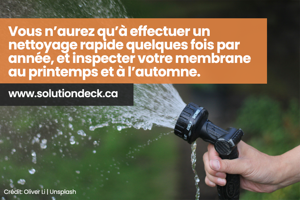 quelqu'un qui arrose avec un boyau d'arrosage