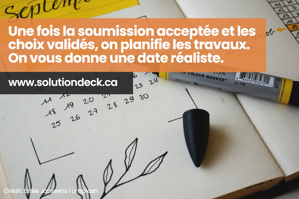 agenda avec un surligneur jaune