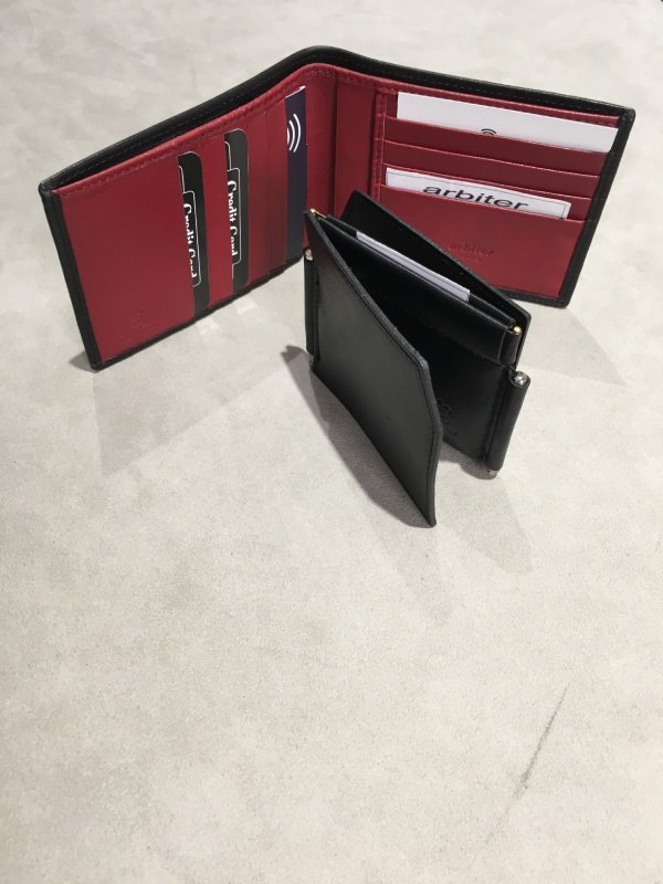 Portafoglio rosso e portafoglio nero