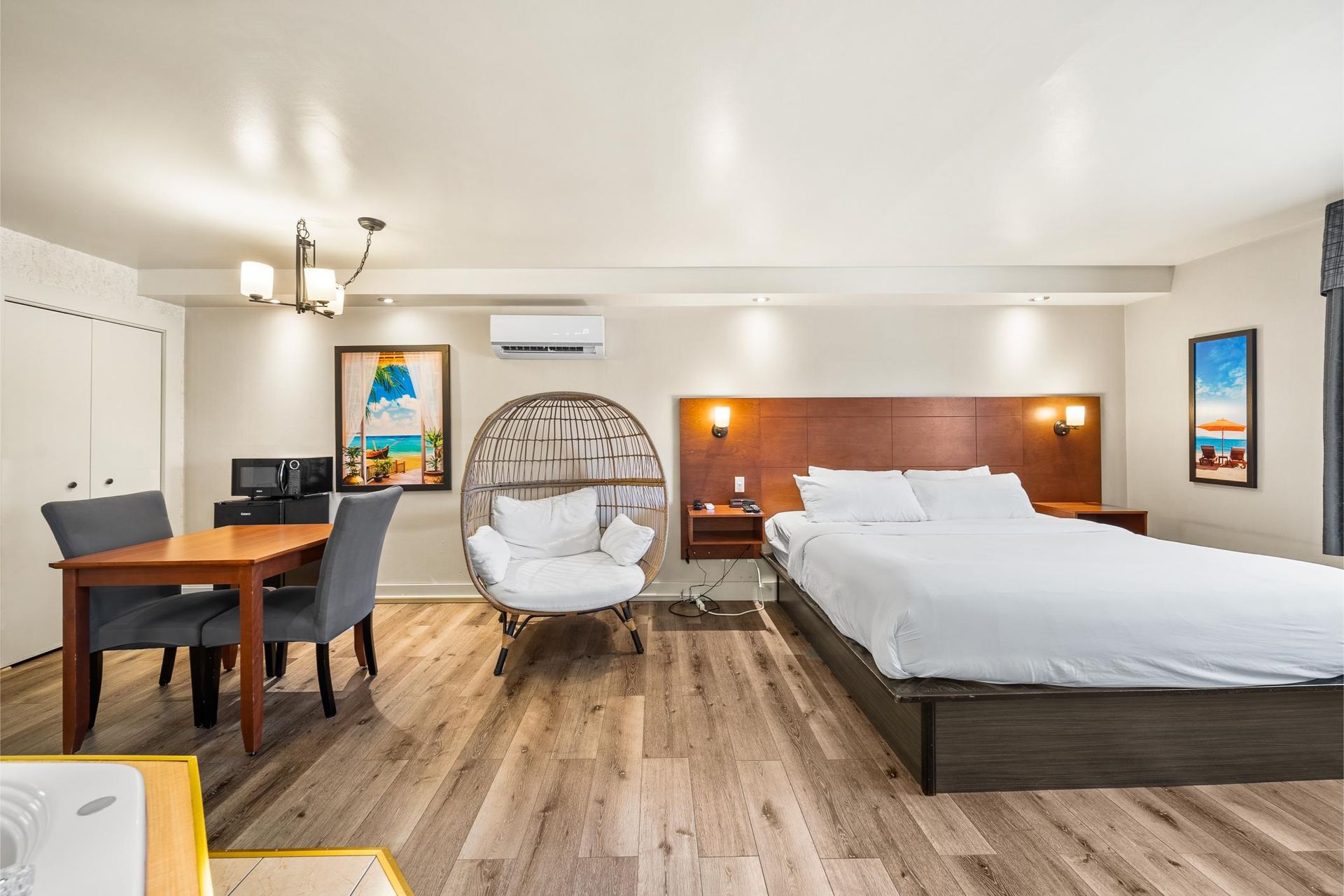 Une chambre d'hôtel avec un grand lit, une table à manger et des chaises.