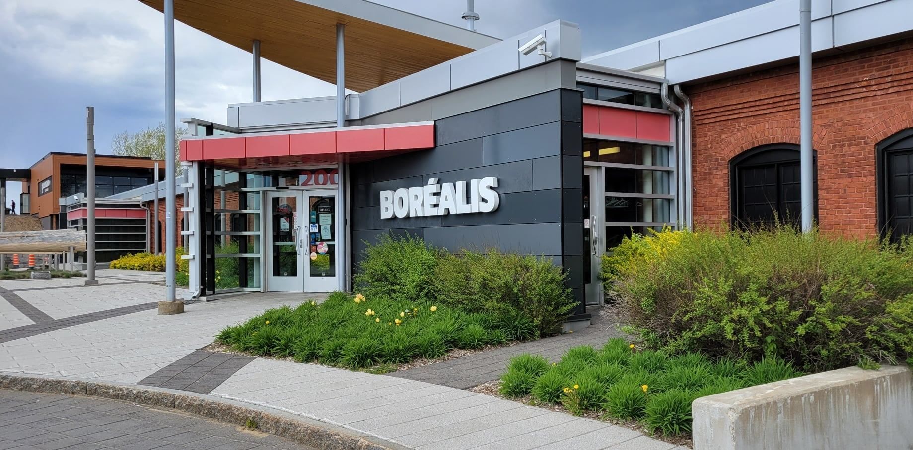 Un grand bâtiment avec une pancarte indiquant borealis dessus.