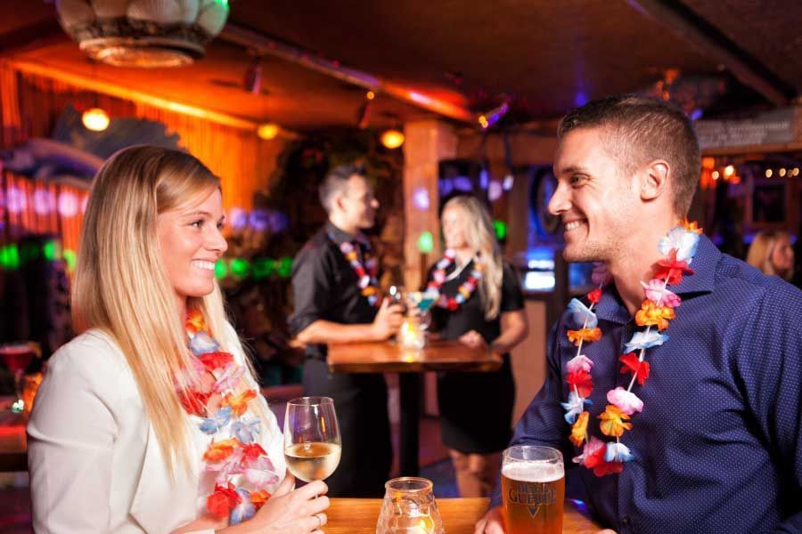 Un homme et une femme sont assis à une table dans un bar.