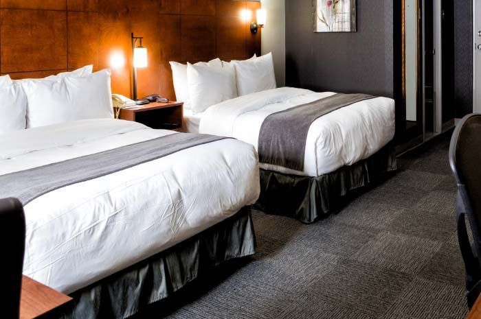 Une chambre d'hôtel avec deux lits et un bureau.
