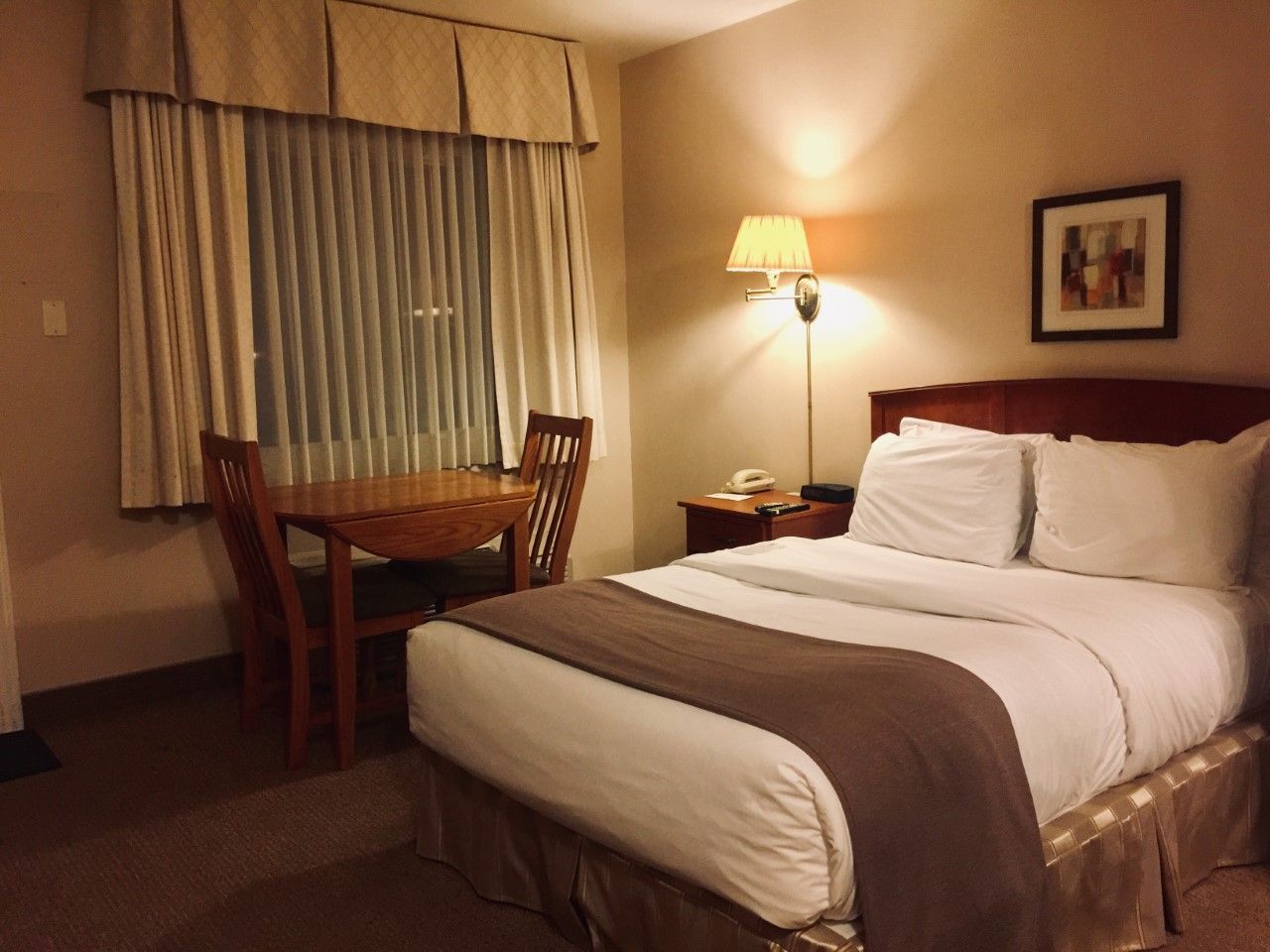 Une chambre d'hôtel avec un lit une table et des chaises