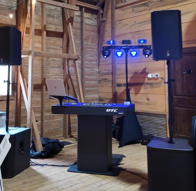 dj booth, speakers, and lighting
