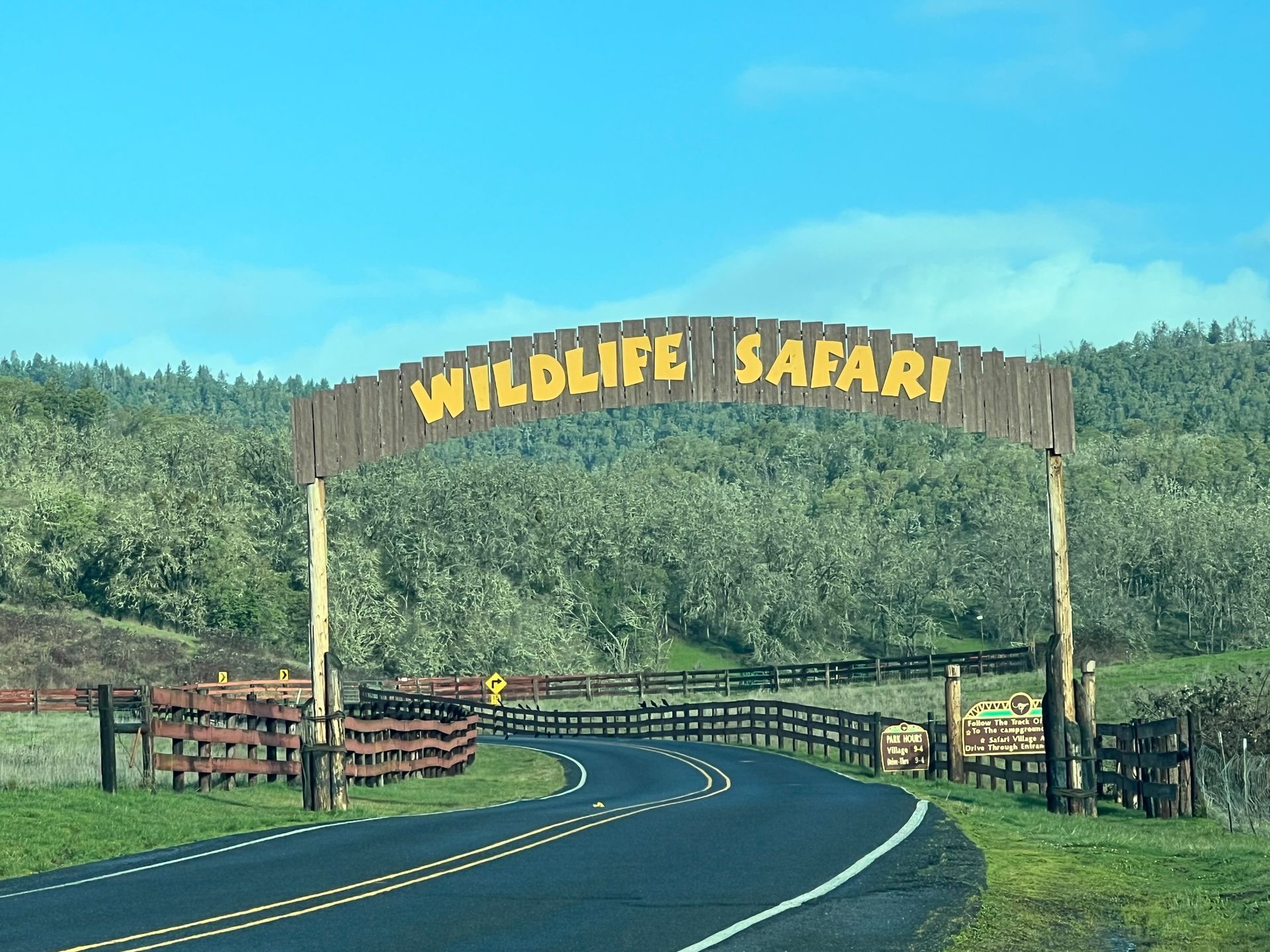 A road with a sign that says wildlife safari