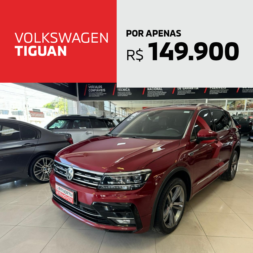 Um volkswagen tiguan vermelho está em um showroom.