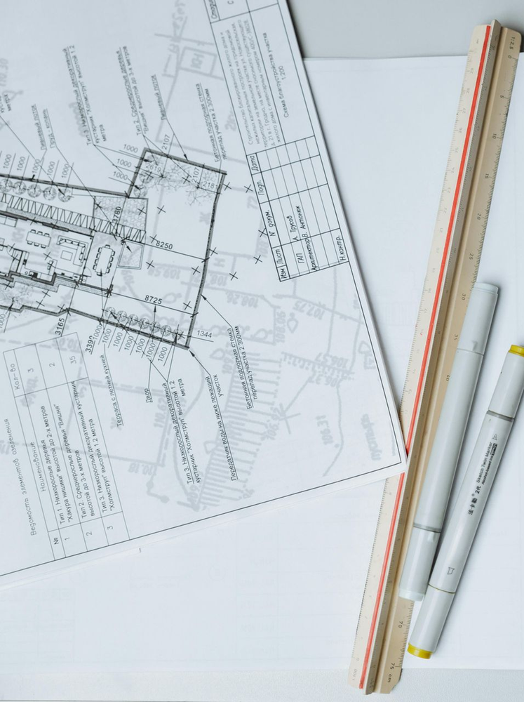 Vari strumenti e custodie per la riparazione di orologi, disposti su una superficie nera, tra cui pinzette, cacciaviti e cinturini.