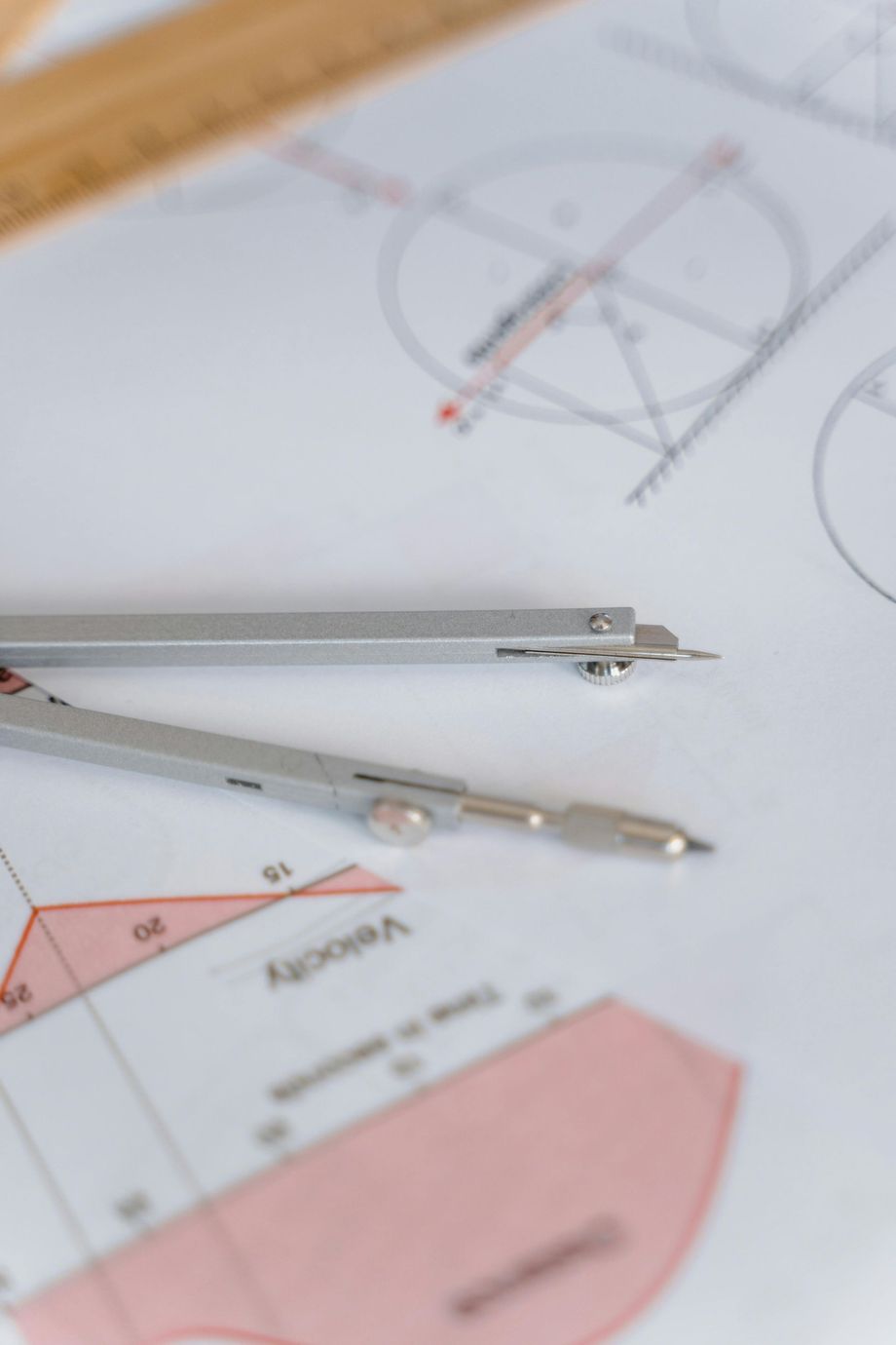 Soggiorno con consolle in legno scuro, vaso, ciotola e quadro astratto rosso da appendere alla parete.