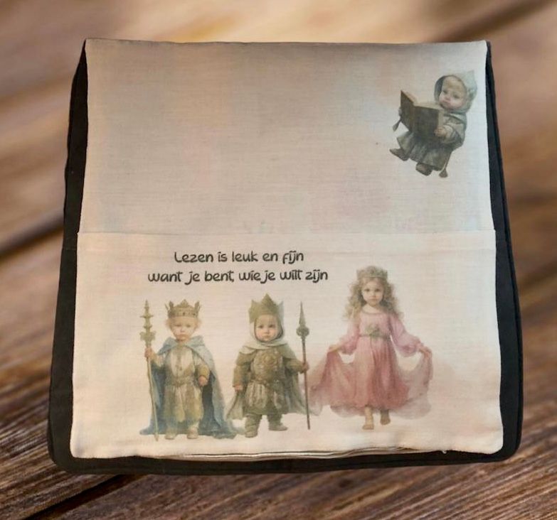 Kinderkussen, riddertijd, met een extra vak voor het opbergen van een boek of pyama