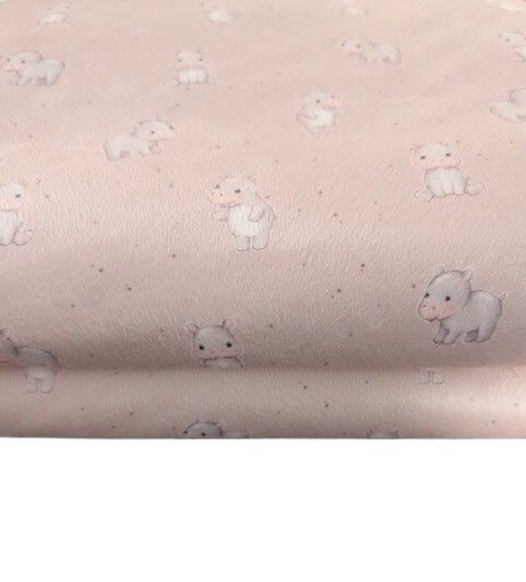 Roze baby fleece dekentje met nijlpaardjes en vacht, knusse omslagdoek