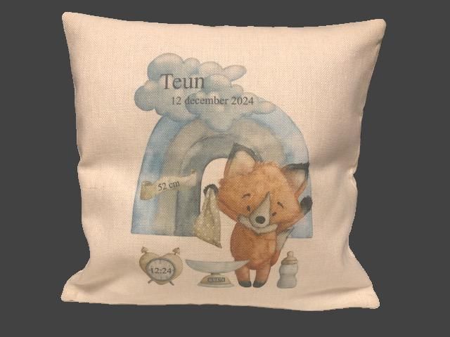 Een geboortekussen met een afbeelding van een vos en de naam en gegevens van de baby erop