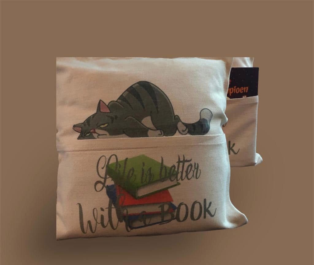 Kinderkussen, kat, met een extra vak voor het opbergen van een boek of pyama