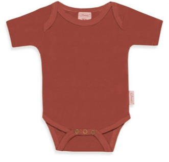 Een klei kleurig baby rompertje met korte mouwen en drukkertjes