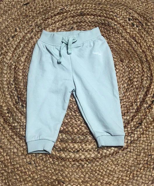 Licht blauw baby joggingbroekje met sierveter
