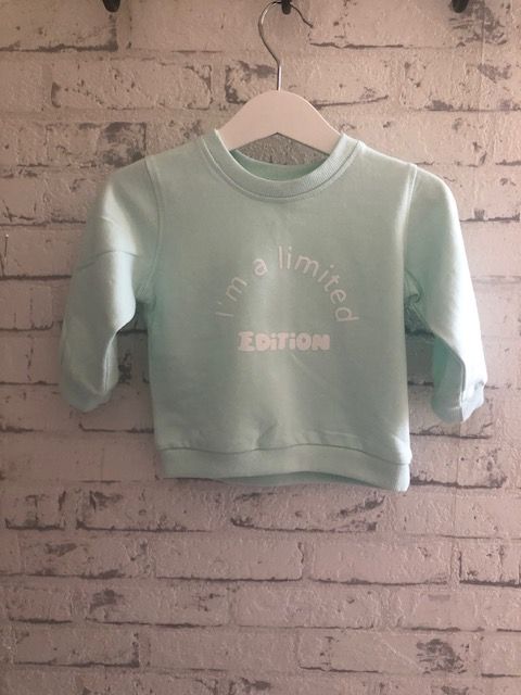 Bedrukte mintgroene baby trui met tekst: I