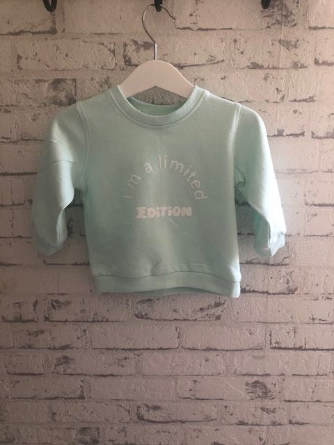 Bedrukte mintgroene baby trui met tekst: I