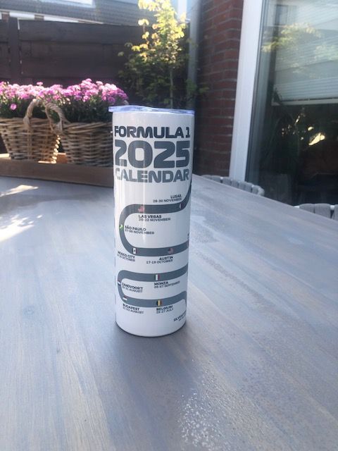 Een collage van mokken en bekers, persoonlijk gebruik