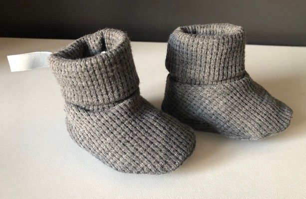 Kleine slofjes grijs, met boordje, wafelkatoen 0-3 maanden