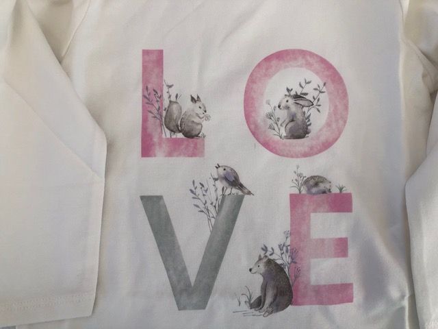 Roomwit meisjes t shirt met pasteltinten in maat 86 en tekst LOVE