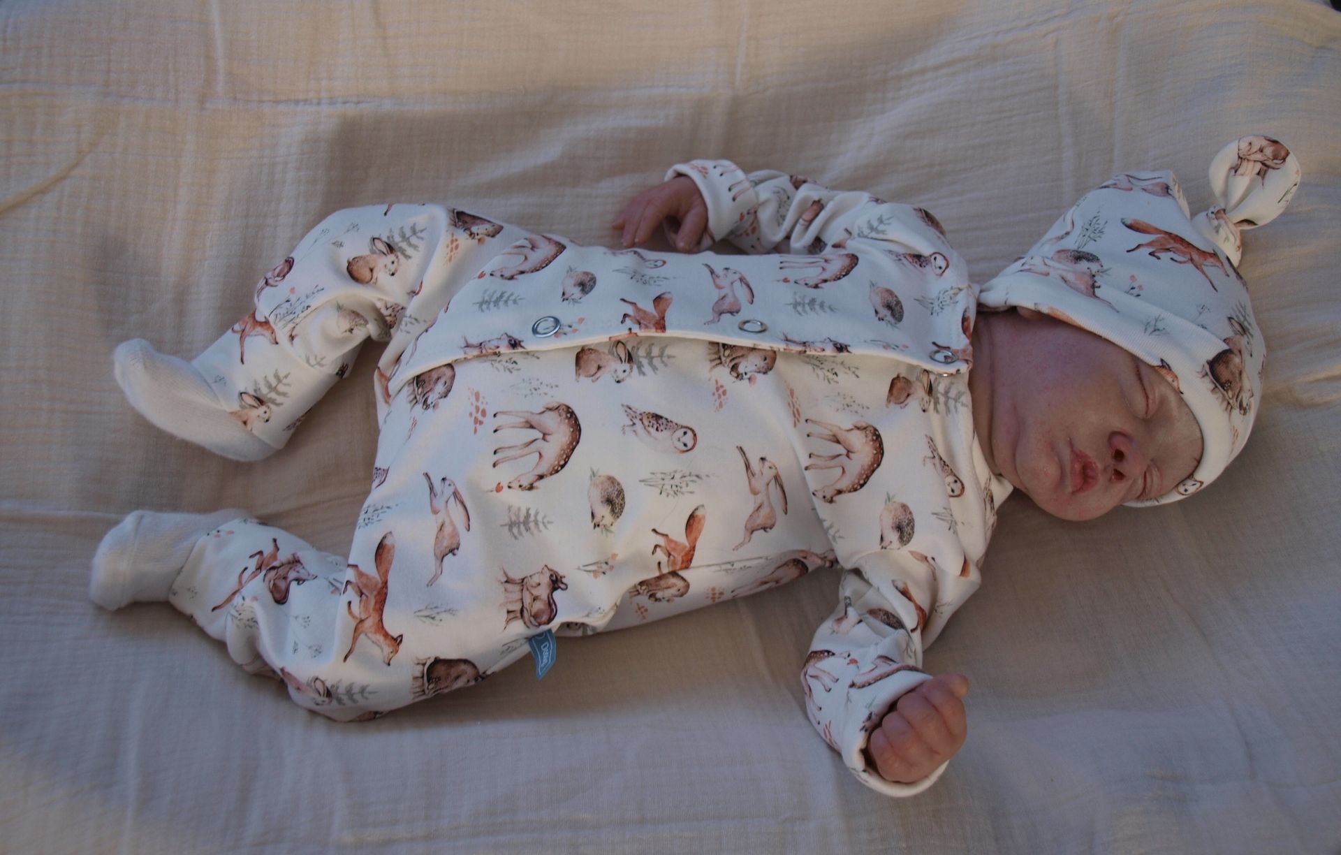 Roomwit babypakje met bosfiguurtjes in natuurlijke tinten