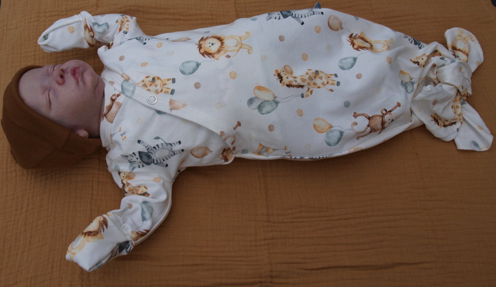 Slaapzak newborn, voor een veilig gevoel. met leuke afbeeldingen -handig en makkelijk om de kleine te verschonen