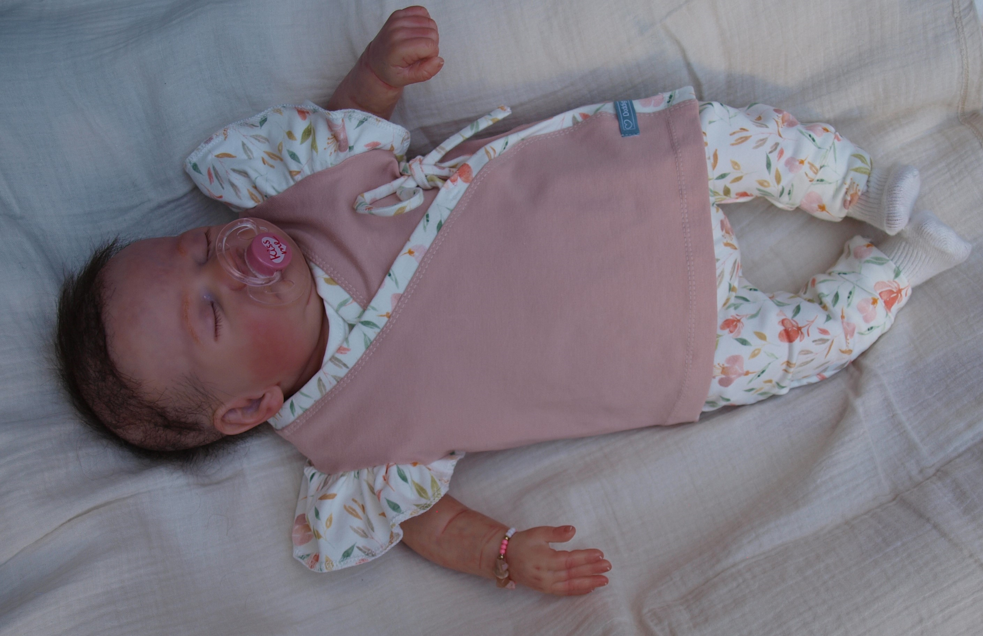 Mooi baby setje voor een meisje, eenvoudig aan te trekken babykleding
