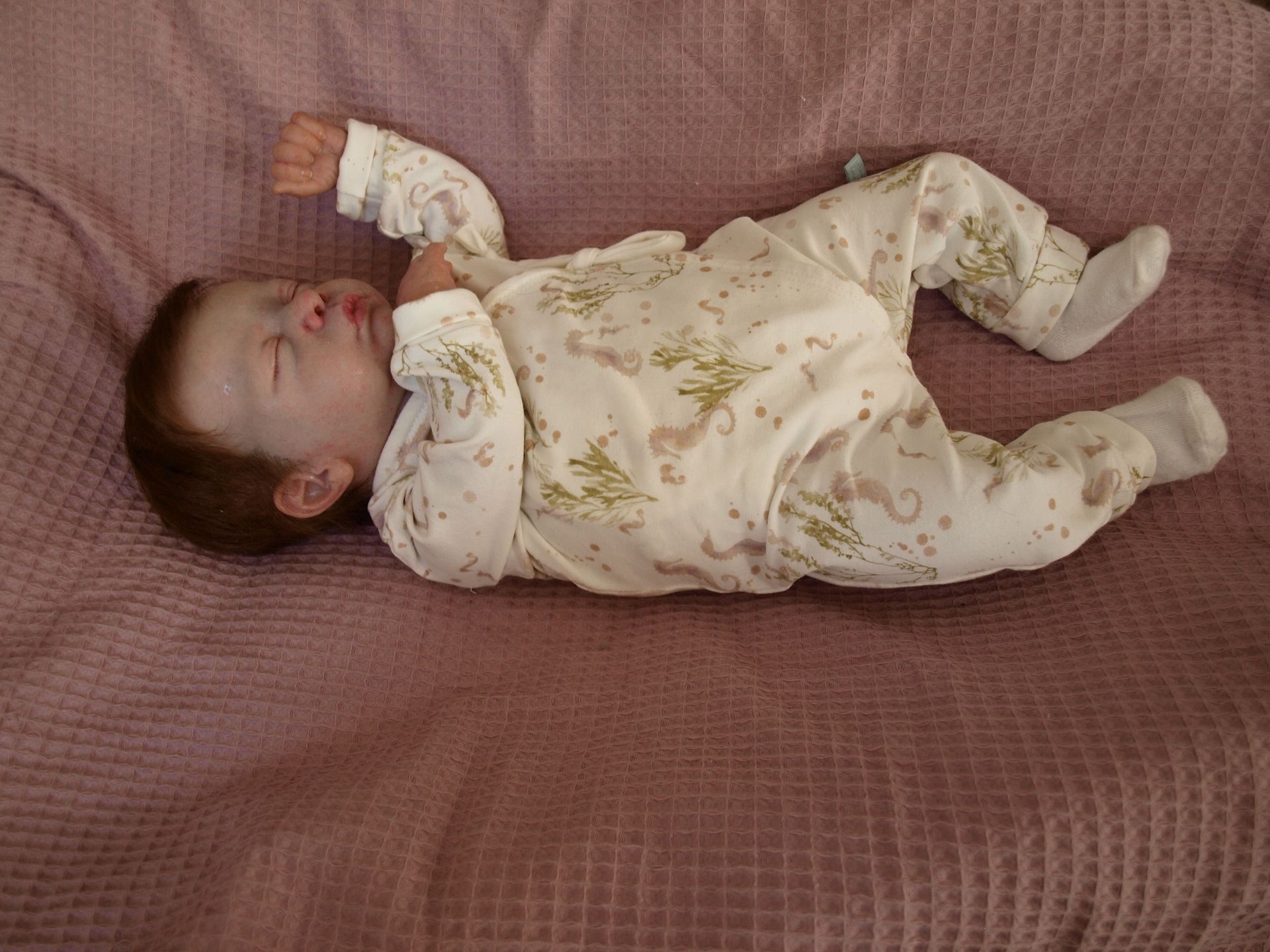 Handig overslag pakje (baby) met strik, roomwit met zeepaardje