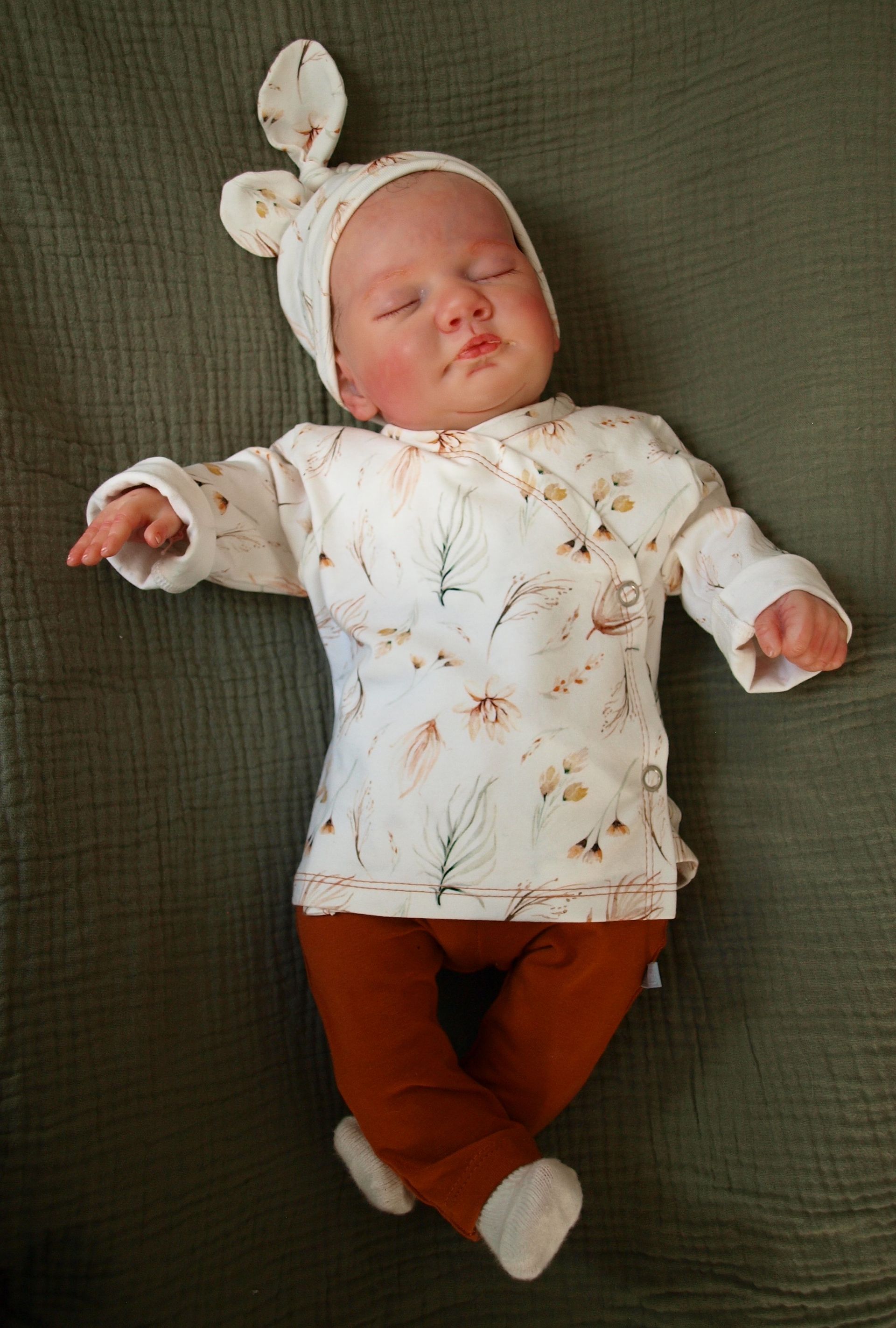 Prachtig handgemaakt babysetje, overslagtruitje met bijpassend broekje, 0-3 maanden