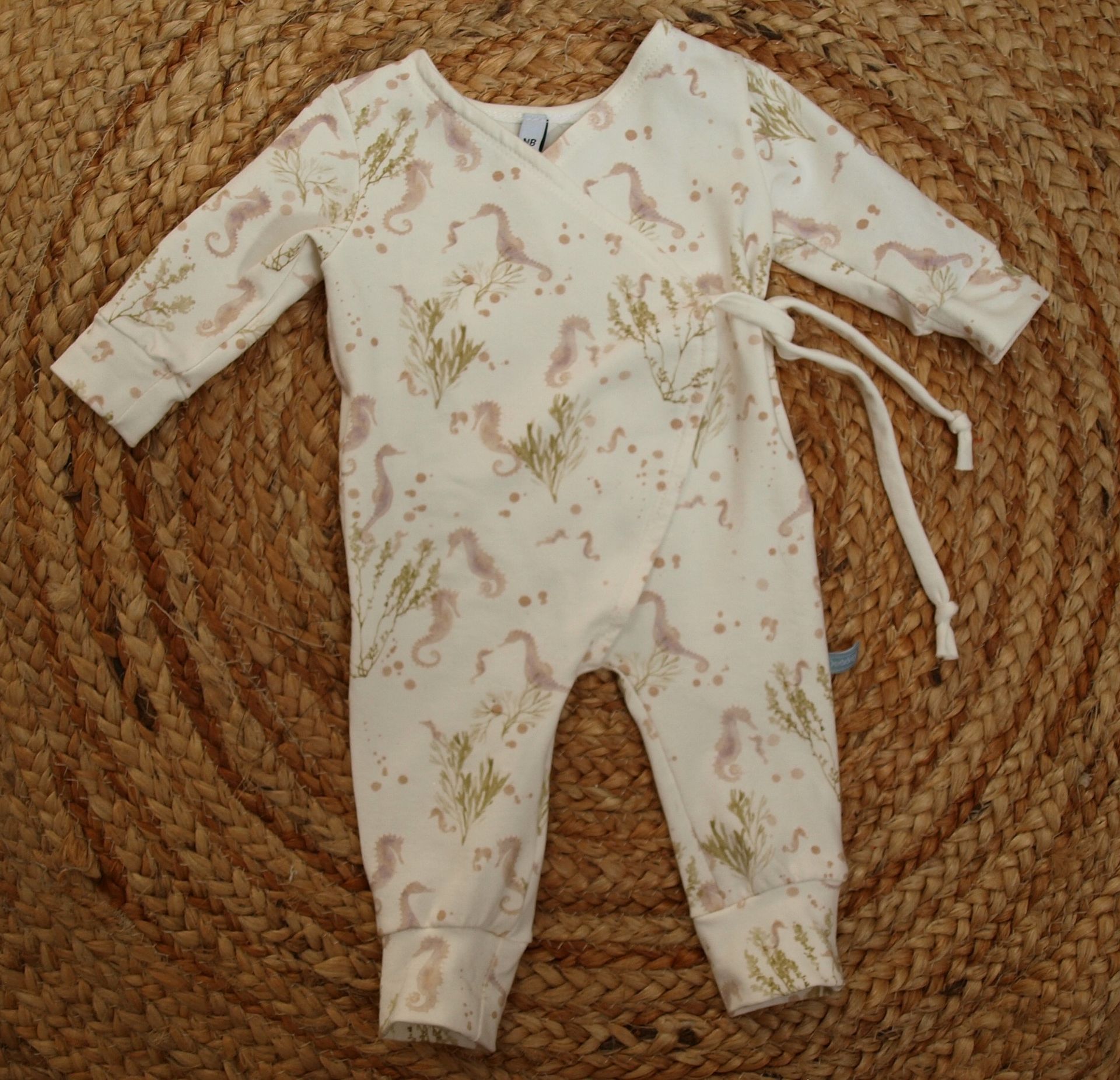 Handig overslag pakje (baby) met strik, roomwit met zeepaardje