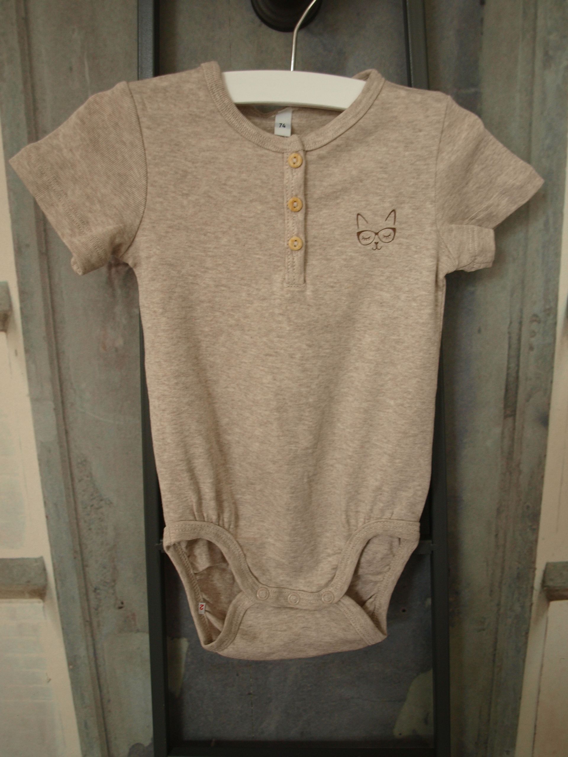 Beige baby rompertje, korte mouwtjes, cat face, maat 74