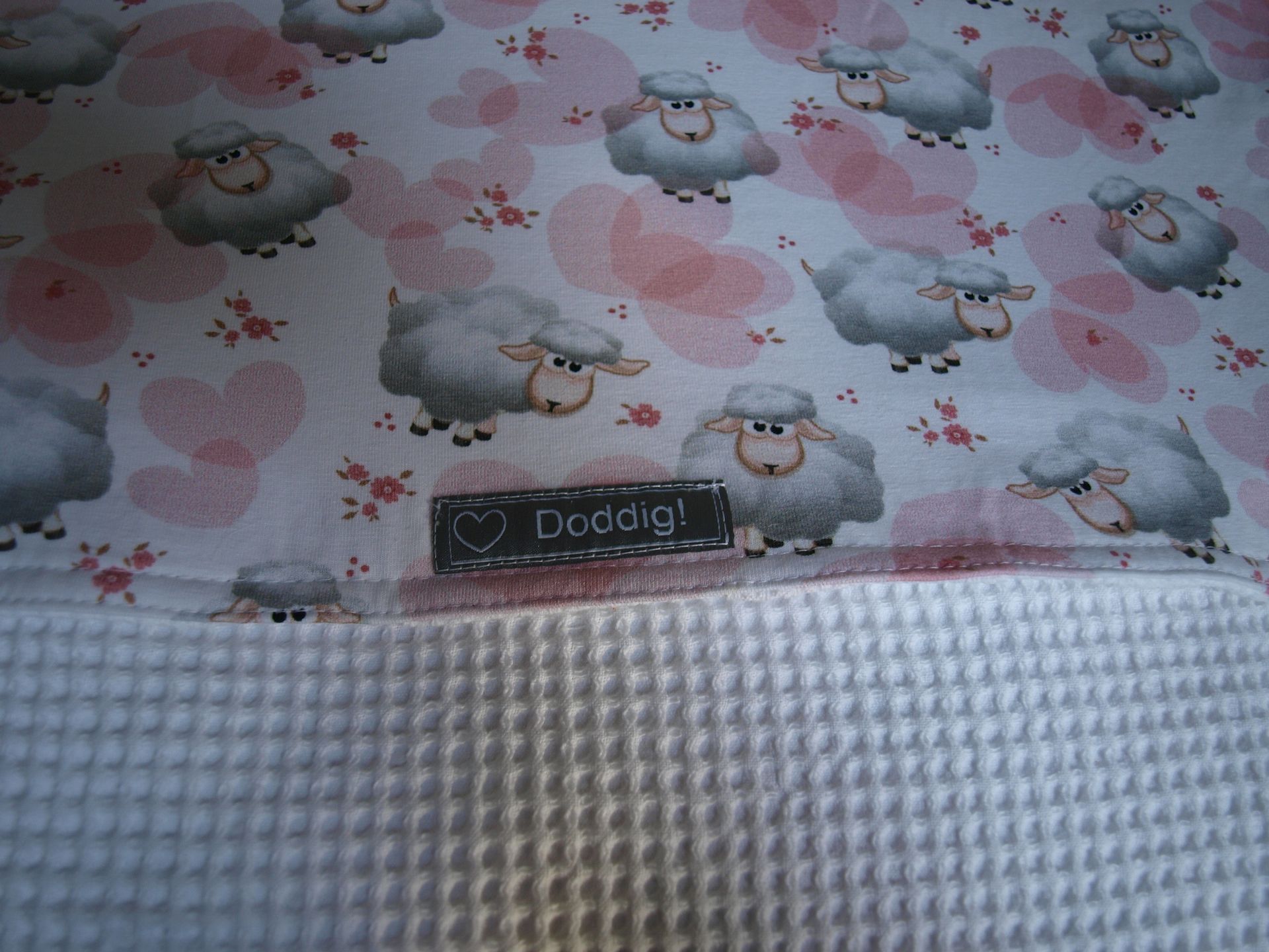 wit wafeldekentje, met schaapjes, katoen