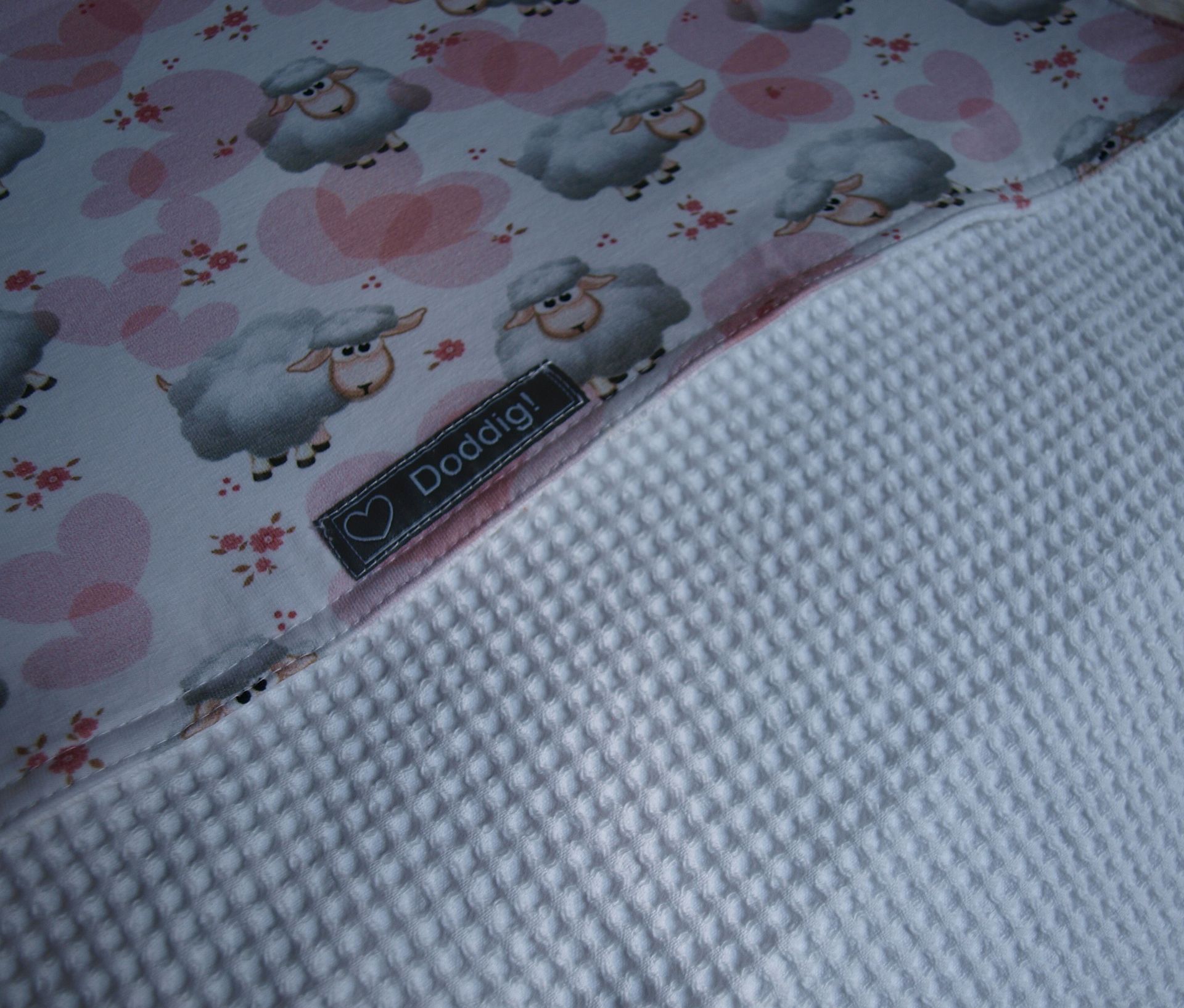 wit wafeldekentje, met schaapjes, katoen