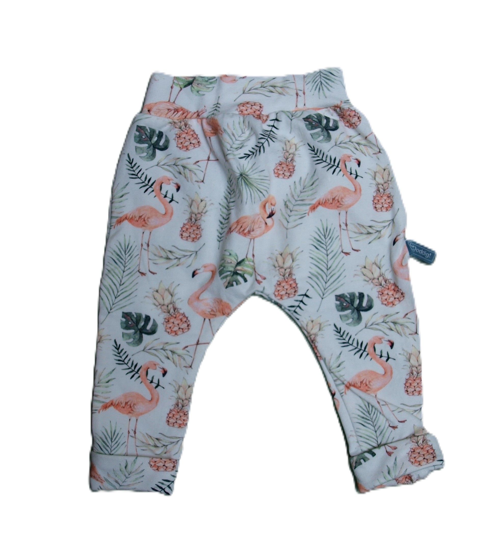 Een broekje voor een baby met flamingo's en ananassen erop, maat 50