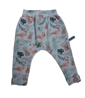 Een broekje voor een baby met flamingo's en ananassen erop, maat 50