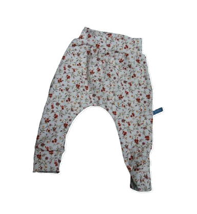 Een room-wit babybroekje met kleine bloemetjes erop maat 56