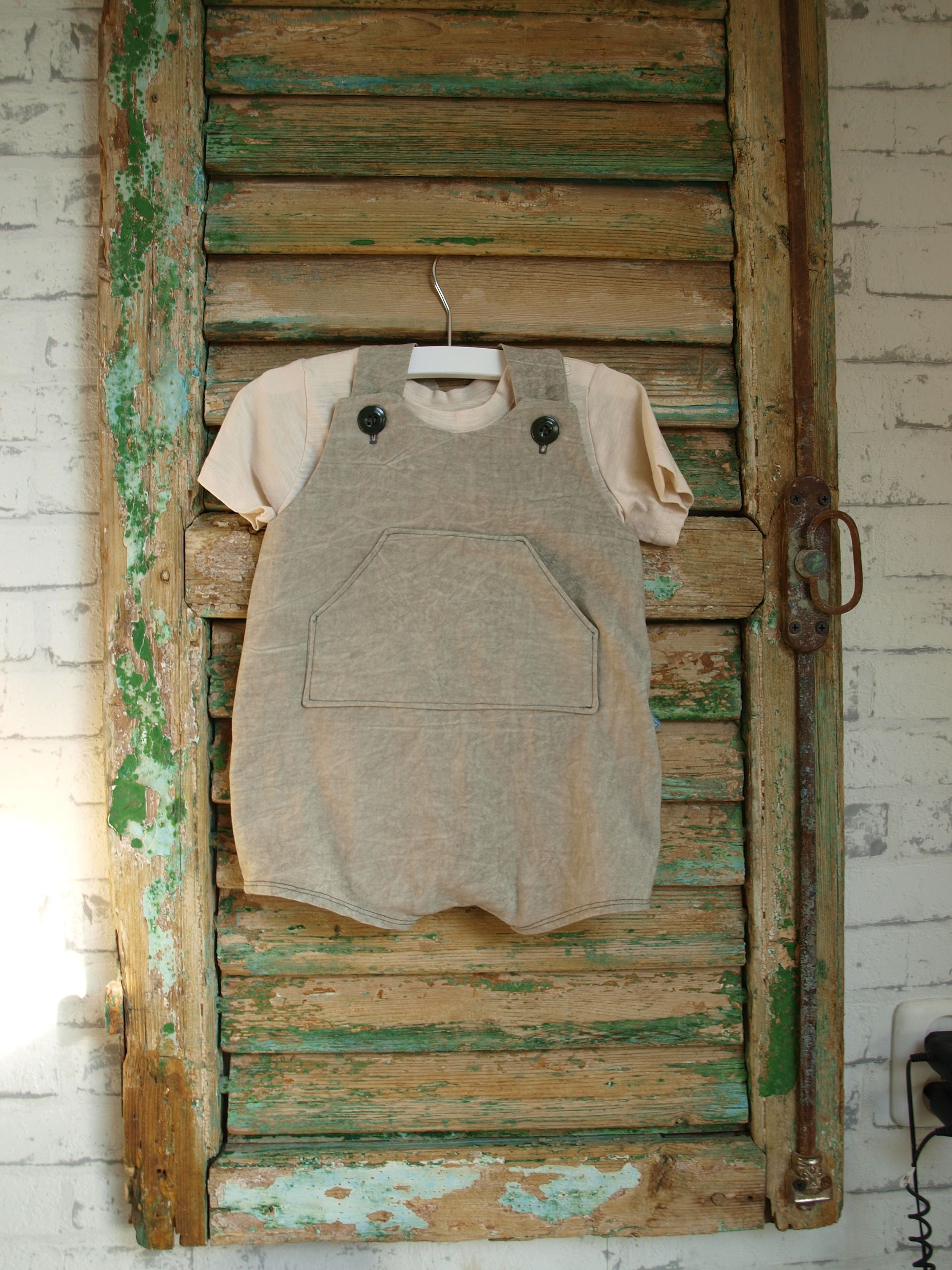 Stoer, tuinpakje, groen met creme shirt,  voor baby van 6-9 maanden